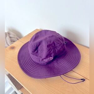 North Face bucket hat - plum 💟